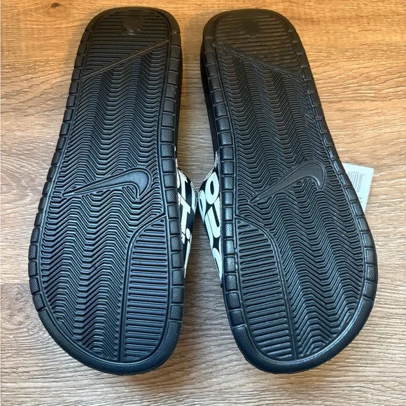 NWT Men’s  Black and White Nike Slides (10) - Picture 8 of 8